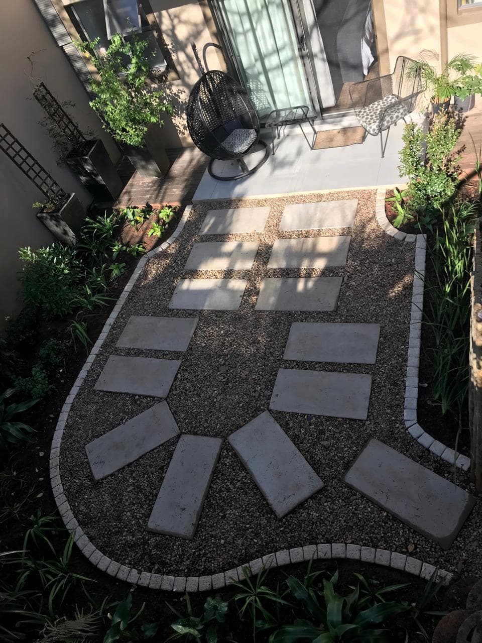Decorative paved courtyard patio with stepping stone pattern