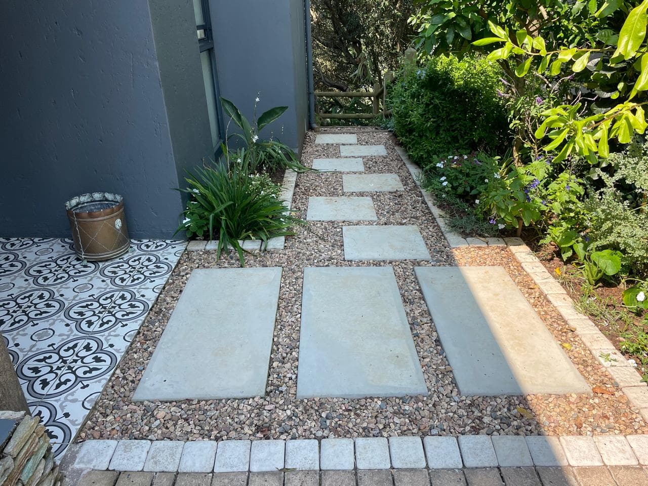 Stepping stones with gravel and decorative patterned tiles